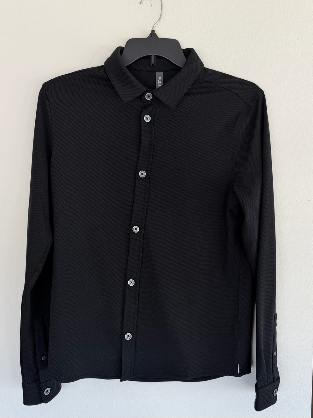 Vuori Men’s MEDIUM Long Sleeve North Beach Button Down Black Shirt